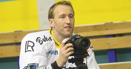 Hokejista Vtkovic Marek Malk si vyzkouel i roli fotoreportra.