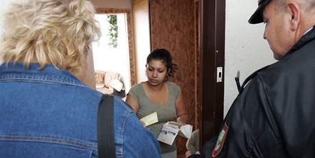 Karvinský mstský policista a sociální pracovnice kontrolují nájemníky jednoho z problémových dom.