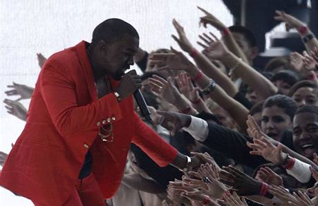 Raper Kanye West pi vystoupen na MTV Video Awards 2010 v choreografii Yemiho A.D. (12. z 2010)