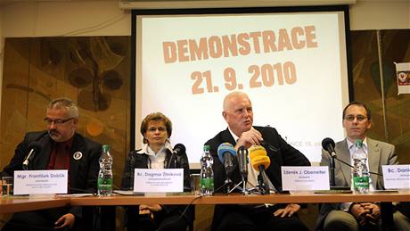 Odboráské piky hovoí o demonstraci v Praze plánované na 21. záí: (zleva) Frantiek Dobík (kolství), Dagmar itníková (zdravotnictví), Zdenk J. Oberreiter (hasii) a Daniel Bláha (policie). (16. záí 2010)
