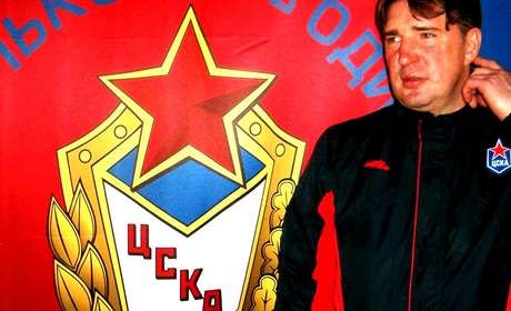 Legendární Alexej Kasatonov pózuje ped znakem klubu, kde hrával ve slavné ptce a kam se po letech vrátil jako funkcioná.
