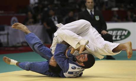 TO JE RÁNA! Korejský judista Wang Ki-un (v bílém) v zápase o tetí místo porazil ruského soupee Isaeva.