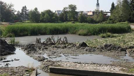 Revitalizace Olomouckého rybníka v Litovli by mla být dokonená letos v prosinci.