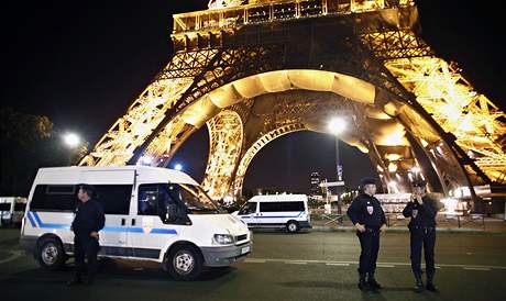 Policisté prohledávají okolí Eiffelovy ve (ilustraní foto)