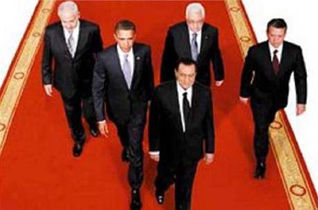 Zmanipulovaná fotografie, která vyla v deníku Al-Ahrám. Mubarak na ní kráí v ele politik