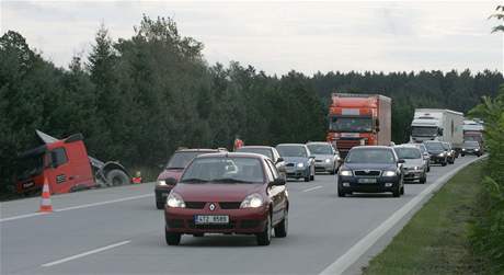 Po nehod kamionu se na rychlostní silnici R35 nedaleko Velkého Újezdu u Olomouce rychle vytvoila kolona aut, ve které chvílemi idii ekali a pl hodiny.