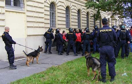 Nov vytvoen podkov jednotka Krajskho editelstv policie Olomouckho kraje dnes cviila v ulicch Olomouce a tak na Androv stadionu i v okol zsah proti fotbalovm vtrnkm.