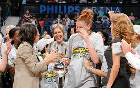 Jana Veselá sleduje z pozadí, jak její spoluhráka ze Seattlu Storm získává cenu pro nejuitenjí hráku finále WNBA
