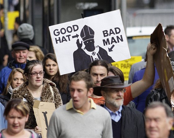 Demonstranti proti návtv papee v Británii (16. záí 2010)