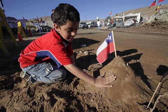 Syn chilského horníka Florencia Avalose u dolu Copiapo