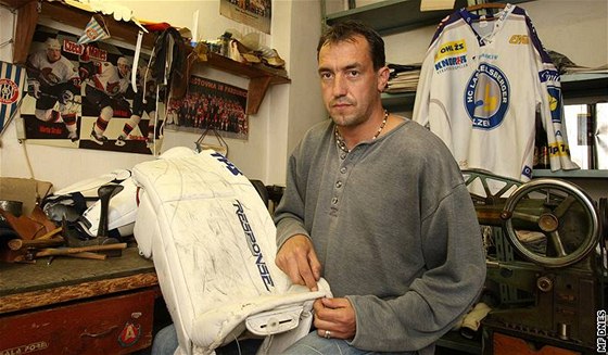 Petr Nykles se o výstroj plzeských hokejist peliv stará