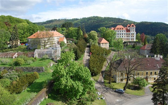 Obec Vale, lesy na pozadí jsou souástí vojenského újezdu, kde se nachází i sporná oblast.