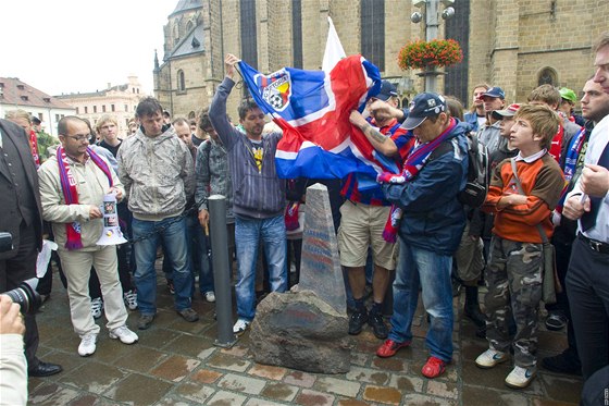 Plzetí fotbaloví fanouci pili demonstrovat ped radnici za urychlení pestavby zdejího fotbalového stadionu (15.9.2010)