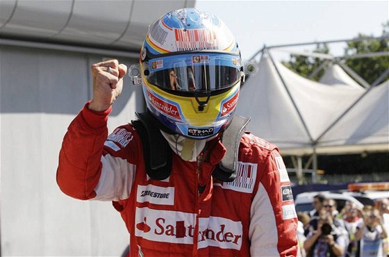 panl Fernando Alonso se raduje ze zisku pole posiiton v Velké cen Itálie. Pilot stáje Ferrari práv vyhrál kvalifikaci.