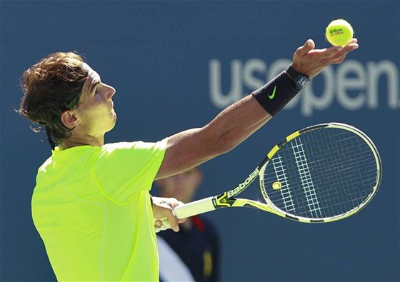 PODÁNÍ JEDNIČKY. Světový hráč číslo 1 Rafael Nadal ze Španělska podává v semifinále US Open.