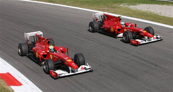 BOK PO BOKU. Jezdci ze stáje Ferrari po dojezdu ve Velké cen Itálie. Fernando Alonso (vpravo) vyhrál a Felipe Massa byl tetí.