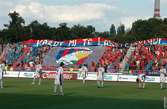 KADÝ MI T LÁSKO ZÁVIDÍ. Fanouci Plzn v zápase proti Ústí rozvinuli transparent vtipn odkazující na populární lágr.