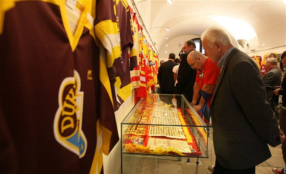 V jihlavském muzeu Vysočiny začala výstava věnovaná hokejové Dukle