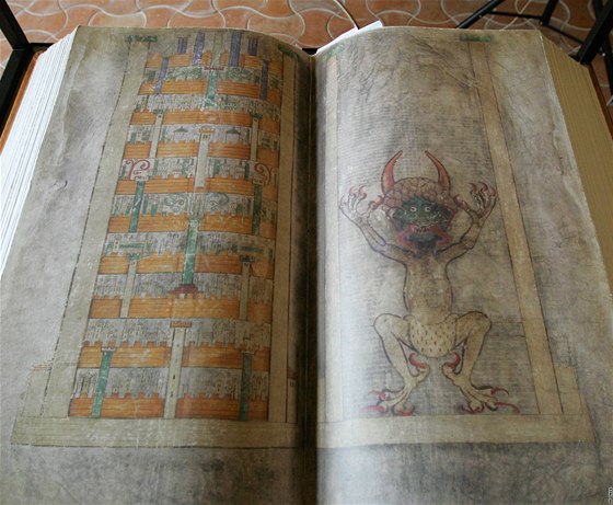 V gotickém sále jihlavské radnice je k vidní unikátní kopie áblovy bible.