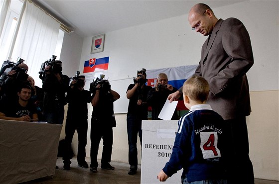 Pedseda slovenské Národní rady Richard Sulík hlasuje v referendu. Do volební místnosti piel v doprovodu svého tíletého syna Huga (18. záí 2010)