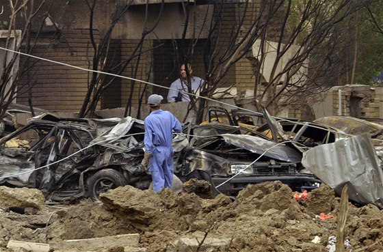 První nálo vybuchla v západní tvrti Mansúr poblí sídla mobilního operátora Asiacell (19. záí 2010)