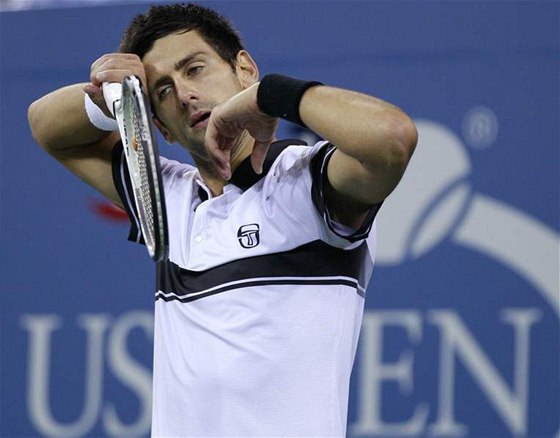 Novak Djokovi si stírá pot po vysilující výmn finále US Open