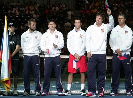 eský tým pi slavnostním nástupu ped semifinále Davis Cupu v Srbsku