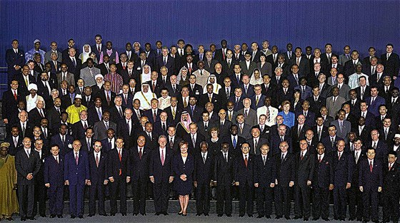 Hlavy stát na takzvaném Summitu milénia v roce 2000, který dohodl  pravidla rozvojové pomoci pro pítích patnáct let