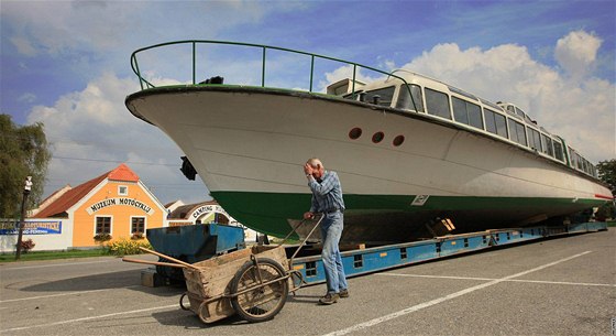 Nemáme souhlas od Povodí Moravy, abychom lo spustili na vodu, íká majitel výletního plavidla z Balatonu v Lesné u Vranovské pehrady