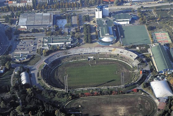 Sportovní areál za Lužánkami na leteckém snímku z roku 2007, vpravo tenisové...