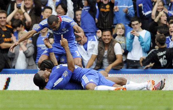 Fotbalisté Chelsea se radují z gólu, který vstelil Didier Drogba (dole)