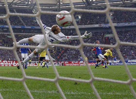 PEKONANÝ. Manuel Neuner, branká fotbalist Schalke, inkasuje gól v zápase proti Dortmundu