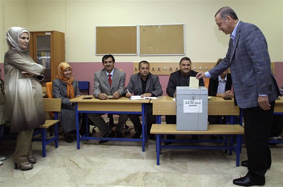 Turecký premiér Recep Tayyip Erdogan vhazuje lístek do volební urny v referendu o zmn ústavy