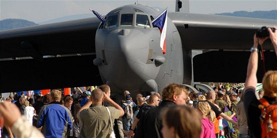 Na Dny NATO (na snímku z roku 2010) kadý rok míí davy návtvník a doprava v okolí monovského letit kolabuje.