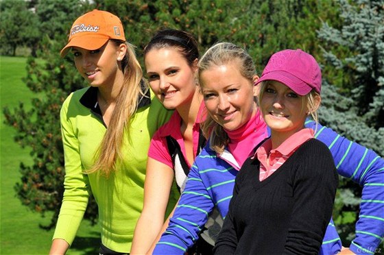 Finálový turnaj je píleitostí nejen stát se finalistkou Miss golf, ale také dozvdt se nco od úastnic minulých roník - zleva Adéla Petránková, Gabriela Bosáková (loská finalistka), Jiina Chvojková (miss golf 2007), Tereza Majerová.