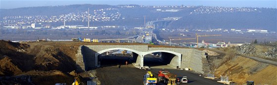 Nov otevená ást Praského okruhu propijí dálnice D1 a D5.