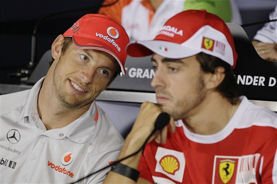 POVOLIT TÝMOVOU REII? TO SI DLÁ LEGRACI, NE? Jenson Button (vlevo) a Fernando Alonso pi tiskové konferenci ped Velkou cenou Itálie F1.