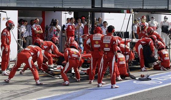 KLÍOVÁ ZASTÁVKA V BOXECH - Alonso se díky rychlosti mechanik posunul na první místo.