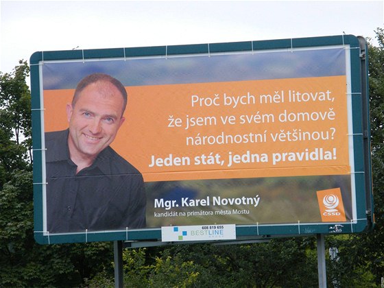 Kontroverzní předvolební billboard mostecké ČSSD, který někteří kritizují pro jeho nacistickou rétoriku.