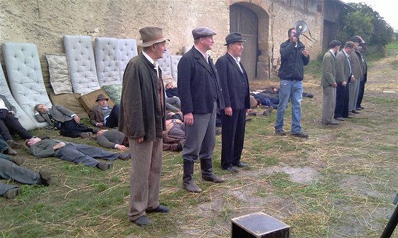 Liberecký primátor Jií Kittner (uprosted) pi natáení snímku Lidice.