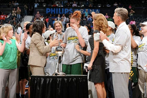 Jana Veselá sleduje z pozadí, jak její spoluhráka ze Seattlu Storm získává cenu pro nejuitenjí hráku finále WNBA