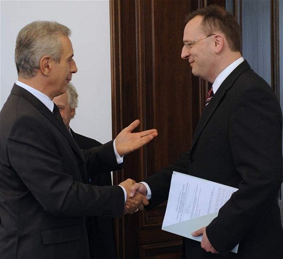 Premiér Petr Neas (vpravo) pijal 14. záí v Praze saského premiéra Stanislawa Tillicha.