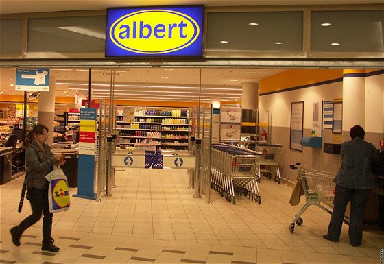 Kvůli živé myši a trusu zavřela inspekce supermarket Albert v Plzni -  iDNES.cz