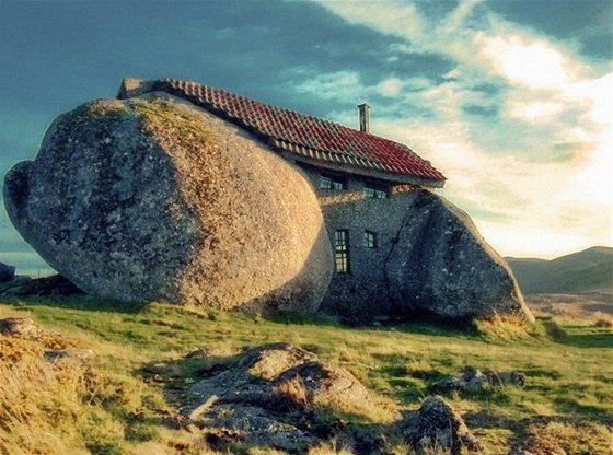 Kamenný dm Casa do Penedo se opírá o dva obí balvany