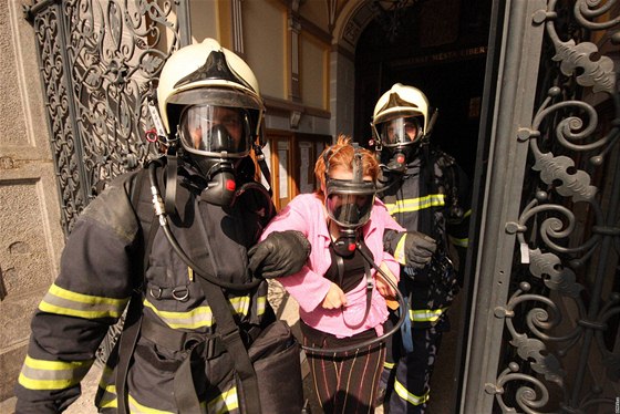 Policisté v centru Zlína vyvedli z hořícího bytu majitele, evakuovat museli dohromady dvacet obyvatel domu. Ilustrační foto