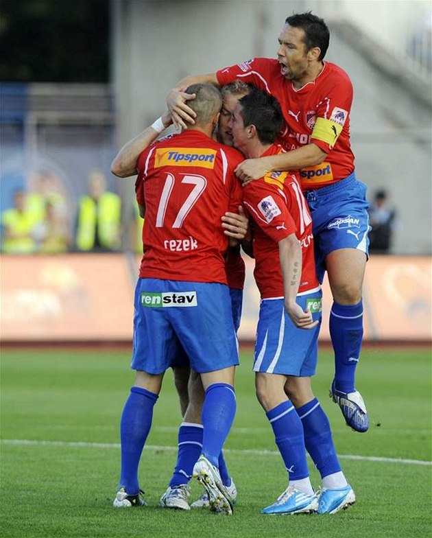 DOTÁHNOU TO DO KONCE? Fotbalisté Plzn� jsou podle bookmaker� nejv�t�ím kandidátem na zisk titulu. V �ele tabulky mají devítibodový náskok, dotáhnou slibn� rozjetou sezonu do úsp�ného konce?