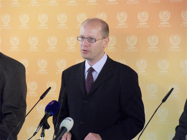 Sociální demokraté budou jednat s V�cmi ve�ejnými, aby jim pomohly prosadit parlamentní vy�et�ovací komisi, která by prov��ovala korupci p�i armádních zakázkách.
