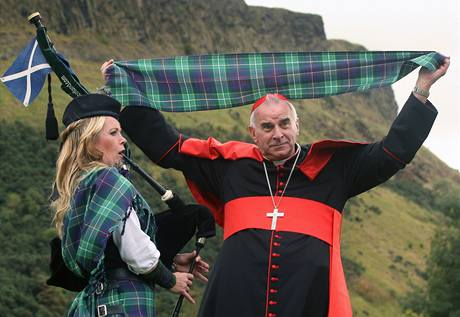 Skotsk kardinl Keith O'Brien ukazuje tartanov pld vyroben k pleitosti prvn oficiln nvtvy papee ve Velk Britnii