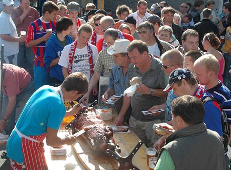 SELE ZDARMA. Pro fanouky fotbalov Plzn bylo pichystno ped ligovm utknm s stm nad Labem pohotn.