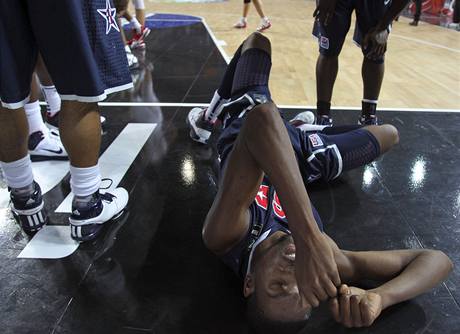 PADLA HVZDA. Americk basketbalista Kevin Durant le na palubovce bhem finle MS proti Turecku.